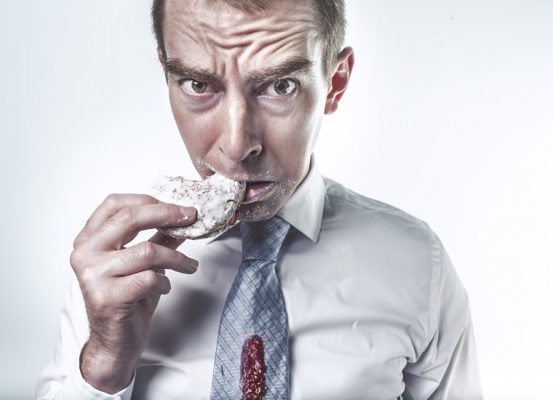 hombre comiendo