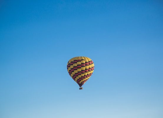 globo en el cielo