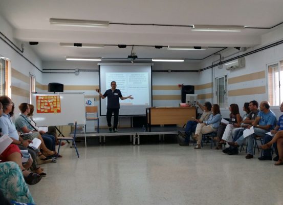 David Barreda dando una sesión de formación a docentes