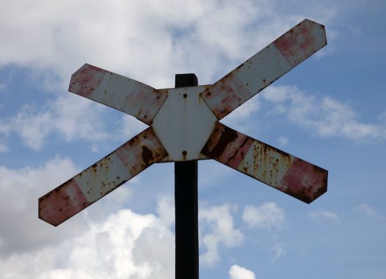 señal de cruce de línea ferroviaria