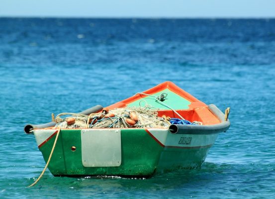 una barca en el mar