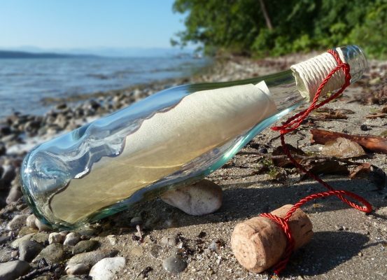 botella en la orilla con mensaje dentro
